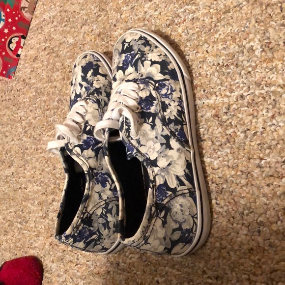 Floral shoes slightly used - Picture 2 of 2